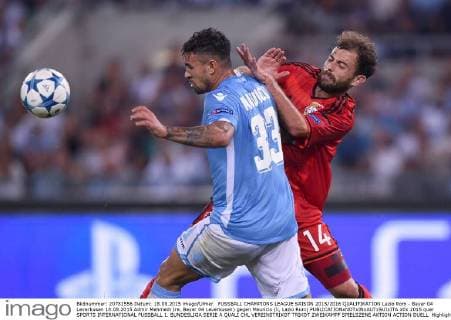 FUSSBALL CHAMPIONS LEAGUE SAISON 2015 2016 QUALIFIKATION Lazio Rom - Bayer 04 Leverkusen 18.08.2015 Admir Mehmedi (re, Bayer 04 Leverkusen) gegen Mauricio (li, Lazio Rom) 
