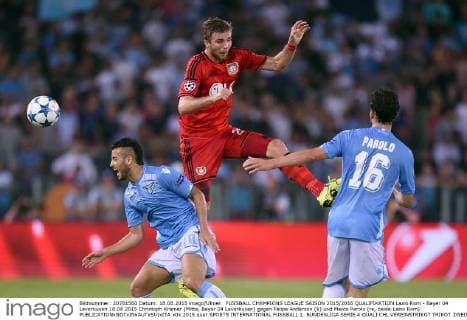 FUSSBALL CHAMPIONS LEAGUE SAISON 2015 2016 QUALIFIKATION Lazio Rom - Bayer 04 Leverkusen 18.08.2015 Christoph Kramer (Mitte, Bayer 04 Leverkusen) gegen Felipe Anderson (li) und Marco Parolo (re, beide Lazio Rom) 