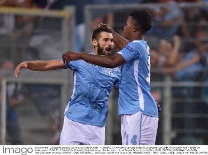FUSSBALL CHAMPIONS LEAGUE SAISON 2015 2016 QUALIFIKATION Lazio Rom - Bayer 04 Leverkusen 18.08.2015 Balde Diao Keita (re) bejubelt seinen Treffer zum 1:0 mit Dusan Basta (li, Lazio Rom) 