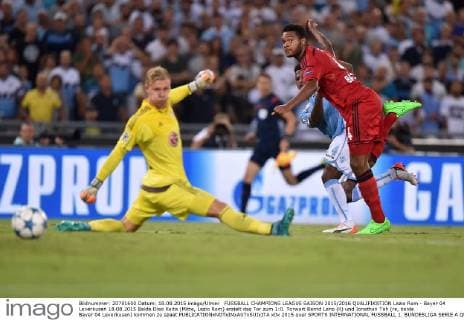 FUSSBALL CHAMPIONS LEAGUE SAISON 2015 2016 QUALIFIKATION Lazio Rom - Bayer 04 Leverkusen 18.08.2015 Balde Diao Keita (Mitte, Lazio Rom) erzielt das Tor zum 1:0. Torwart Bernd Leno (li) und Jonathan Tah (re, beide Bayer 04 Leverkusen) kommen zu spaet 