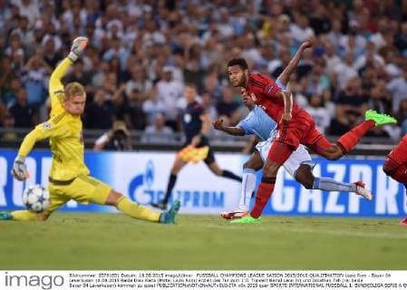 FUSSBALL CHAMPIONS LEAGUE SAISON 2015 2016 QUALIFIKATION Lazio Rom - Bayer 04 Leverkusen 18.08.2015 Balde Diao Keita (Mitte, Lazio Rom) erzielt das Tor zum 1:0. Torwart Bernd Leno (li) und Jonathan Tah (re, beide Bayer 04 Leverkusen) kommen zu spaet 
