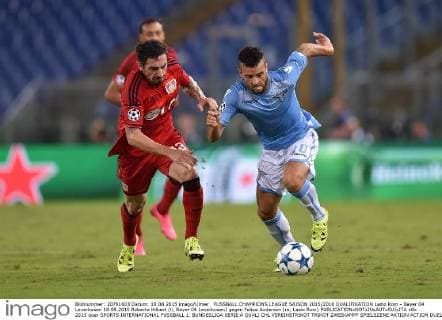 FUSSBALL CHAMPIONS LEAGUE SAISON 2015 2016 QUALIFIKATION Lazio Rom - Bayer 04 Leverkusen 18.08.2015 Roberto Hilbert (li, Bayer 04 Leverkusen) gegen Felipe Anderson (re, Lazio Rom) 