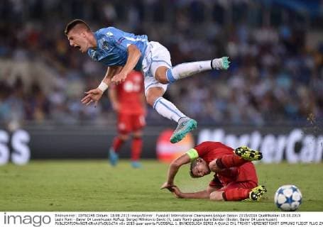Fussball International Champions League Saison 2015 2016 Qualifikation 18.08.2015 Lazio Rom - Bayer 04 Leverkusen Abflug; Sergej Milinkovic-Savic (li, Lazio Rom) gegen Lars Bender (Boden, Bayer 04 Leverkusen) 
