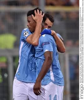 Fussball International Champions League Saison 2015 2016 Qualifikation 18.08.2015 Lazio Rom - Bayer 04 Leverkusen JUBEL Lazio Rom; Torschuetze zum 1-0 Balde Diao Keita (li) umarmt von Antonio Candreva 