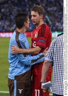 Fussball International Champions League Saison 2015 2016 Qualifikation 18.08.2015 Lazio Rom - Bayer 04 Leverkusen Miroslav Klose (li, Lazio Rom) umarmt Stefan Kiessling (li, Bayer 04 Leverkusen) nach dem Spiel 
