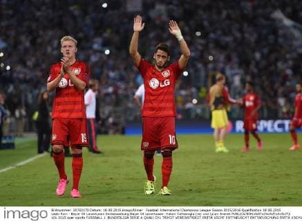 Fussball International Champions League Saison 2015 2016 Qualifikation 18.08.2015 Lazio Rom - Bayer 04 Leverkusen Enttaeuschung Bayer 04 Leverkusen: Hakan Calhanoglu (re) und Julian Brandt 