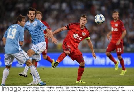 Fussball International Champions League Saison 2015 2016 Qualifikation 18.08.2015 Lazio Rom - Bayer 04 Leverkusen Lars Bender (2.v.re, Bayer 04 Leverkusen) gegen Marco Parolo (Mittei, Lazio Rom) und Lulic Senad (li, Lazio Rom) 