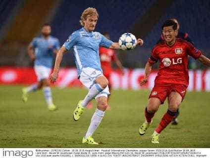 Fussball International Champions League Saison 2015 2016 Qualifikation 18.08.2015 Lazio Rom - Bayer 04 Leverkusen Dusan Basta (li, Lazio Rom) gegen Heung-Min Son (re, Bayer 04 Leverkusen) 