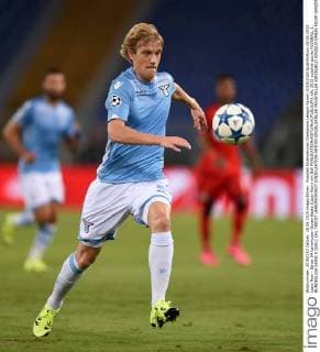 Fussball International Champions League Saison 2015 2016 Qualifikation 18.08.2015 Lazio Rom - Bayer 04 Leverkusen Dusan Basta (Lazio Rom) mit Ball 