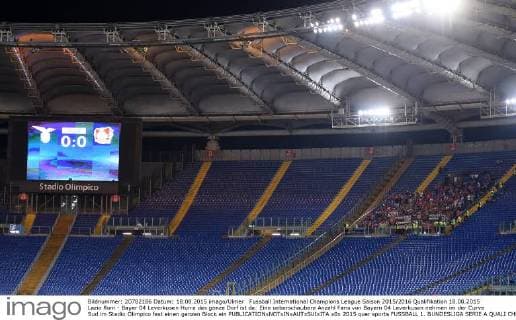 Fussball International Champions League Saison 2015 2016 Qualifikation 18.08.2015 Lazio Rom - Bayer 04 Leverkusen Hurra das ganze Dorf ist da: Eine ueberschaubare Anzahl Fans von Bayern 04 Leverkusen nehmen im der Curva Sud im Stadio Olimpico fast einen ganzen Block ein 