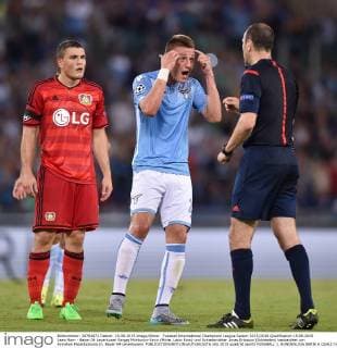 Fussball International Champions League Saison 2015 2016 Qualifikation 18.08.2015 Lazio Rom - Bayer 04 Leverkusen Sergej Milinkovic-Savic (Mitte, Lazio Rom) und Schiedsrichter Jonas Eriksson (Schweden) beobachtet von Kyriakos Papadopoulos (li, Bayer 04 Leverkusen) 