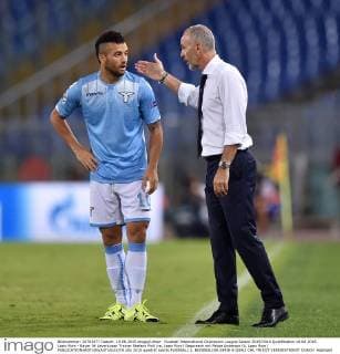Fussball International Champions League Saison 2015 2016 Qualifikation 18.08.2015 Lazio Rom - Bayer 04 Leverkusen Trainer Stefano Pioli (re, Lazio Rom) Gespraech mit Felipe Anderson (li, Lazio Rom) 