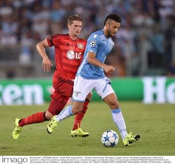 Fussball International Champions League Saison 2015 2016 Qualifikation 18.08.2015 Lazio Rom - Bayer 04 Leverkusen Felipe Anderson (re, Lazio Rom) gegen Lars Bender (Bayer 04 Leverkusen) 