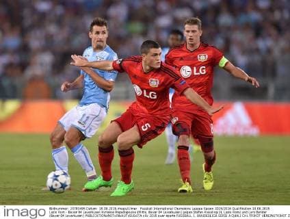 Fussball International Champions League Saison 2015 2016 Qualifikation 18.08.2015 Lazio Rom - Bayer 04 Leverkusen Kyriakos Papadopoulos (Mitte, Bayer 04 Leverkusen) gegen Stefan Kiessling (li, Lazio Rom) und Lars Bender (Bayer 04 Leverkusen) 