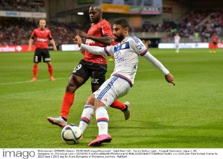 Nabil Fekir (ol) - Yannis Salibur (gui) - Fussball Frankreich, Ligue 1, EA Guingamp vs. Olympique Lyon - 15 08 2015 AnthonyBIBARD FEP Panoramic 