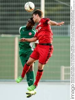 Leverkusen v.l. A. Locoqui ( 11, Fortuna Duesseldorf) mit Tristan Duschke ( 15, Bayer Leverkusen) Bayer 04 Leverkusen U19 - Fortuna Duesseldorf U19, Fußball, A-Junioren-Bundesliga-West, 2. Spieltag,19.08.2015 Copyright: Deutzmannx Eibner-Pressefoto EP_cdn