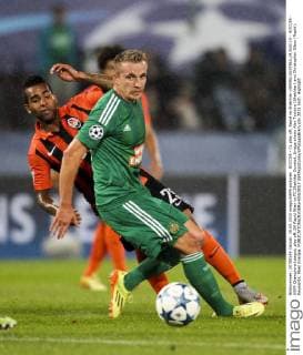 SOCCER - CL play off, Rapid vs Shakhtar VIENNA,AUSTRIA,19.AUG.15 - SOCCER - UEFA Champions League, play off, SK Rapid Wien vs FC Shakhtar Donetsk. Image shows Alex Teixeira (Shakhtar) and Christopher Dibon (Rapid). Keywords: Wien Energie. GEPAxpictures xPhilippxBrem