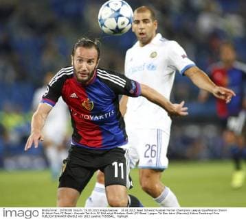 19.08.2015 Basel Schweiz Fussball Herren Champions League Qualifikation Staion St.Jakob Park FC Basel - Maccabi Tel-Aviv FC Bild zeigt Shkelzen Gashi (FC Basel ) gegen Tal Ben Haim (Maccabi) Aktion Zweikampf Foto 