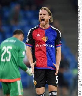 Fussball International Champions League Saison 2015 2016 Qualifikation 19.08.2015 FC Basel - Maccabi Tel Aviv Michael Lang (FC Basel) enttaeuscht nach vergebener Torchance 