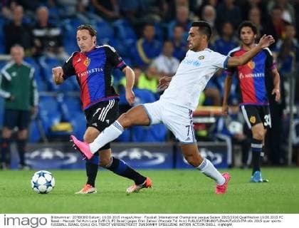 Fussball International Champions League Saison 2015 2016 Qualifikation 19.08.2015 FC Basel - Maccabi Tel Aviv Luca Zuffi (li, FC Basel) gegen Eran Zahavi (Maccabi Tel Aviv) 