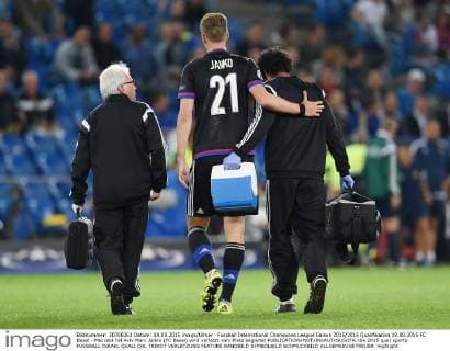 Fussball International Champions League Saison 2015 2016 Qualifikation 19.08.2015 FC Basel - Maccabi Tel Aviv Marc Janko (FC Basel) wird verletzt vom Platz begleitet 