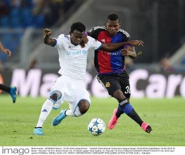 Fussball International Champions League Saison 2015 2016 Qualifikation 19.08.2015 FC Basel - Maccabi Tel Aviv Breel Embolo (re, FC Basel) gegen Nosa Igiebor (li, Maccabi Tel Aviv) 