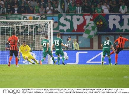 SOCCER - CL play off, Rapid vs Shakhtar VIENNA,AUSTRIA,19.AUG.15 - SOCCER - UEFA Champions League, play off, SK Rapid Wien vs FC Shakhtar Donetsk. Image shows Alex Teixeira (Donetsk), Jan Novota, Christopher Dibon, Srdjan Grahovac, Stephan Auer (Rapid) and Marlos (Donetsk). Keywords: goal. Keywords: Wien Energie. GEPAxpictures xChristianxOrt