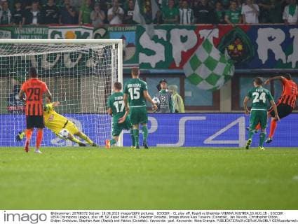 SOCCER - CL play off, Rapid vs Shakhtar VIENNA,AUSTRIA,19.AUG.15 - SOCCER - UEFA Champions League, play off, SK Rapid Wien vs FC Shakhtar Donetsk. Image shows Alex Teixeira (Donetsk), Jan Novota, Christopher Dibon, Srdjan Grahovac, Stephan Auer (Rapid) and Marlos (Donetsk). Keywords: goal. Keywords: Wien Energie. GEPAxpictures xChristianxOrt