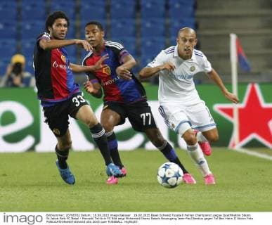 19.08.2015 Basel Schweiz Fussball Herren Champions League Qualifikation Staion St.Jakob Park FC Basel - Maccabi Tel-Aviv FC Bild zeigt Mohamed Elneny Basels Neuzugang Jean-Paul Boetius gegen Tal Ben Haim II Aktion Foto 