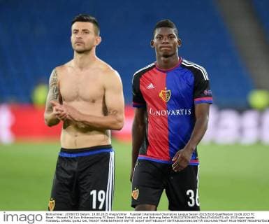 Fussball International Champions League Saison 2015 2016 Qualifikation 19.08.2015 FC Basel - Maccabi Tel Aviv Enttaeuschung FC Basel; Breel Embolo (re) und Behrang Safari 