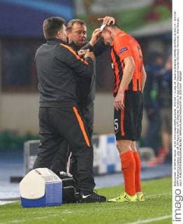 SOCCER - CL play off, Rapid vs Shakhtar VIENNA,AUSTRIA,19.AUG.15 - SOCCER - UEFA Champions League, play off, SK Rapid Wien vs FC Shakhtar Donetsk. Image shows Olexandr Kucher (Donetsk). Keywords: Wien Energie, injury. GEPAxpictures xChristianxOrt