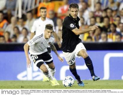 Valencia s Rodrigo de Paul (l) and AS Monaco FC s Jeremy Toulalan during Champions League 2015 2016 Play-Offs 1st leg match. August 19,2015.  (2015081908)