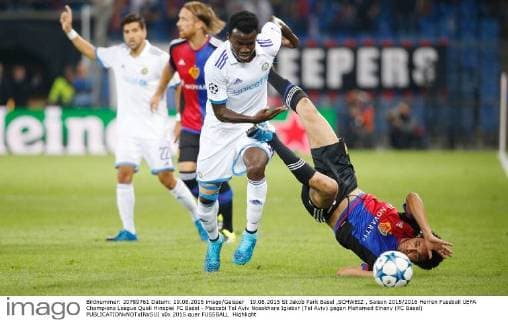 19.08.2015 St Jakob Park Basel ,SCHWEIZ , Saison 2015 2016 Herren Fussball UEFA Champions League Quali Hinspiel FC Basel - Maccabi Tel Aviv Nosakhare Igiebor (Tel Aviv) gegen Mohamed Elneny (FC Basel) 