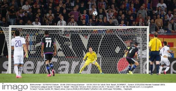 19.08.2015 St Jakob Park Basel ,SCHWEIZ , Saison 2015 2016 Herren Fussball UEFA Champions League Quali Hinspiel FC Basel - Maccabi Tel Aviv Eran Zahavi (re,Nr.7 Tel Aviv) trifft in der 96.Minute zum 2:2 Ausgleich . Torwart Tomas Vaclik (FC Basel) ohne Chance 