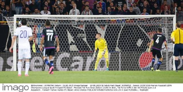 19.08.2015 St Jakob Park Basel ,SCHWEIZ , Saison 2015 2016 Herren Fussball UEFA Champions League Quali Hinspiel FC Basel - Maccabi Tel Aviv Eran Zahavi (nicht im Bild , Tel Aviv) trifft in der 96.Minute zum 2:2 Ausgleich . Torwart Tomas Vaclik (FC Basel) ohne Chance 