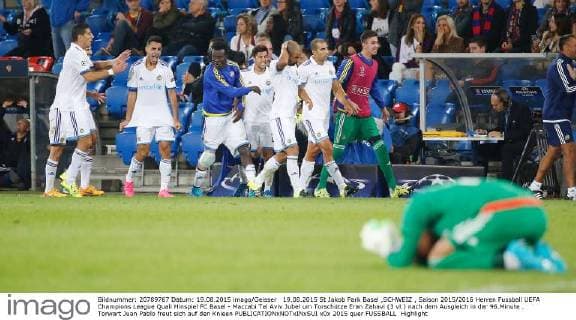 19.08.2015 St Jakob Park Basel ,SCHWEIZ , Saison 2015 2016 Herren Fussball UEFA Champions League Quali Hinspiel FC Basel - Maccabi Tel Aviv Jubel um Torschütze Eran Zahavi (3 vl.) nach dem Ausgleich in der 96.Minute . Torwart Juan Pablo freut sich auf den Knieen 