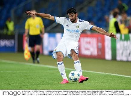 Fussball International Champions League Saison 2015 2016 Qualifikation 19.08.2015 FC Basel - Maccabi Tel Aviv Omri Ben Harush (Maccabi Tel Aviv) am Ball 