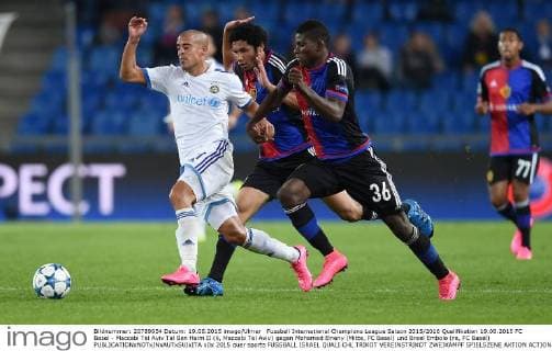 Fussball International Champions League Saison 2015 2016 Qualifikation 19.08.2015 FC Basel - Maccabi Tel Aviv Tal Ben Haim II (li, Maccabi Tel Aviv) gegen Mohamed Elneny (Mitte, FC Basel) und Breel Embolo (re, FC Basel)