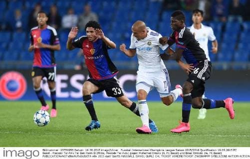 Fussball International Champions League Saison 2015 2016 Qualifikation 19.08.2015 FC Basel - Maccabi Tel Aviv Tal Ben Haim II (Mitte, Maccabi Tel Aviv) gegen Mohamed Elneny (li, FC Basel) und Breel Embolo (re, FC Basel) 