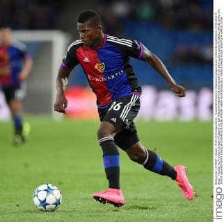 Fussball International Champions League Saison 2015 2016 Qualifikation 19.08.2015 FC Basel - Maccabi Tel Aviv Breel Embolo (FC Basel) am Ball