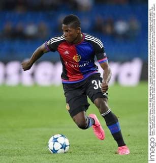 Fussball International Champions League Saison 2015 2016 Qualifikation 19.08.2015 FC Basel - Maccabi Tel Aviv Breel Embolo (FC Basel) am Ball