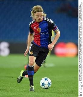 Fussball International Champions League Saison 2015 2016 Qualifikation 19.08.2015 FC Basel - Maccabi Tel Aviv Birkir Bjarnason (FC Basel) am Ball