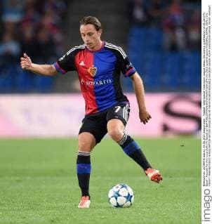 Fussball International Champions League Saison 2015 2016 Qualifikation 19.08.2015 FC Basel - Maccabi Tel Aviv Luca Zuffi (FC Basel) am Ball