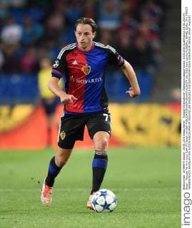 Fussball International Champions League Saison 2015 2016 Qualifikation 19.08.2015 FC Basel - Maccabi Tel Aviv Luca Zuffi (FC Basel) am Ball