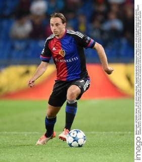 Fussball International Champions League Saison 2015 2016 Qualifikation 19.08.2015 FC Basel - Maccabi Tel Aviv Luca Zuffi (FC Basel) am Ball