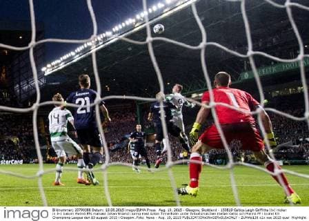 Aug. 19, 2015 - Glasgow, Skottland - 150819 Celtics Leigh Griffiths (tv) nickar in 3-1 bakom Malmö FFs malvakt Johan Wiland i kamp med Anton Tinnerholm under fotbollsmatchen mellan Celtic och Malmö FF i kvalet till Champions League den 19 augusti 2015 i Glasgow..Foto: News - Aug. 19, 2015  - ZUMAb138
