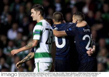 Aug. 19, 2015 - Glasgow, Skottland - 150819 Celtics Mikael Lustig deppar och Malmö FFs spelare jublar efter att Jo Inge Berget gjort 3-1 under fotbollsmatchen mellan Celtic och Malmö FF i kvalet till Champions League den 19 augusti 2015 i Glasgow..Foto: News - Aug. 19, 2015  - ZUMAb138
