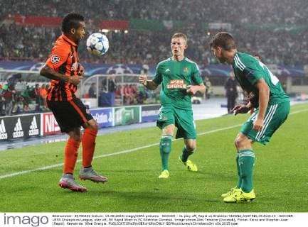 SOCCER - CL play off, Rapid vs Shakhtar VIENNA,AUSTRIA,19.AUG.15 - SOCCER - UEFA Champions League, play off, SK Rapid Wien vs FC Shakhtar Donetsk. Image shows Alex Teixeira (Donetsk), Florian Kainz and Stephan Auer (Rapid). Keywords: Wien Energie. GEPAxpictures xChristianxOrt