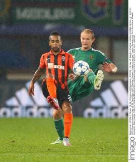 SOCCER - CL play off, Rapid vs Shakhtar VIENNA,AUSTRIA,19.AUG.15 - SOCCER - UEFA Champions League, play off, SK Rapid Wien vs FC Shakhtar Donetsk. Image shows Alex Teixeira (Donetsk) and Mario Sonnleitner (Rapid). Keywords: Wien Energie. GEPAxpictures xChristianxOrt