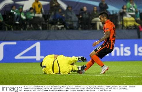 SOCCER - CL play off, Rapid vs Shakhtar VIENNA,AUSTRIA,19.AUG.15 - SOCCER - UEFA Champions League, play off, SK Rapid Wien vs FC Shakhtar Donetsk. Image shows Jan Novota (Rapid) and Alex Teixeira (Shakhtar). Keywords: Wien Energie. GEPAxpictures xPhilippxBrem
